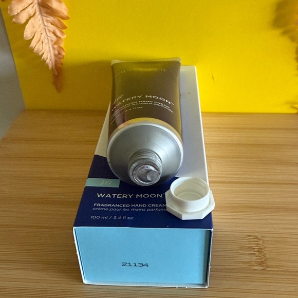 Watery Moon Hand Cream - Vibrant Blue - Picture 3 of 7